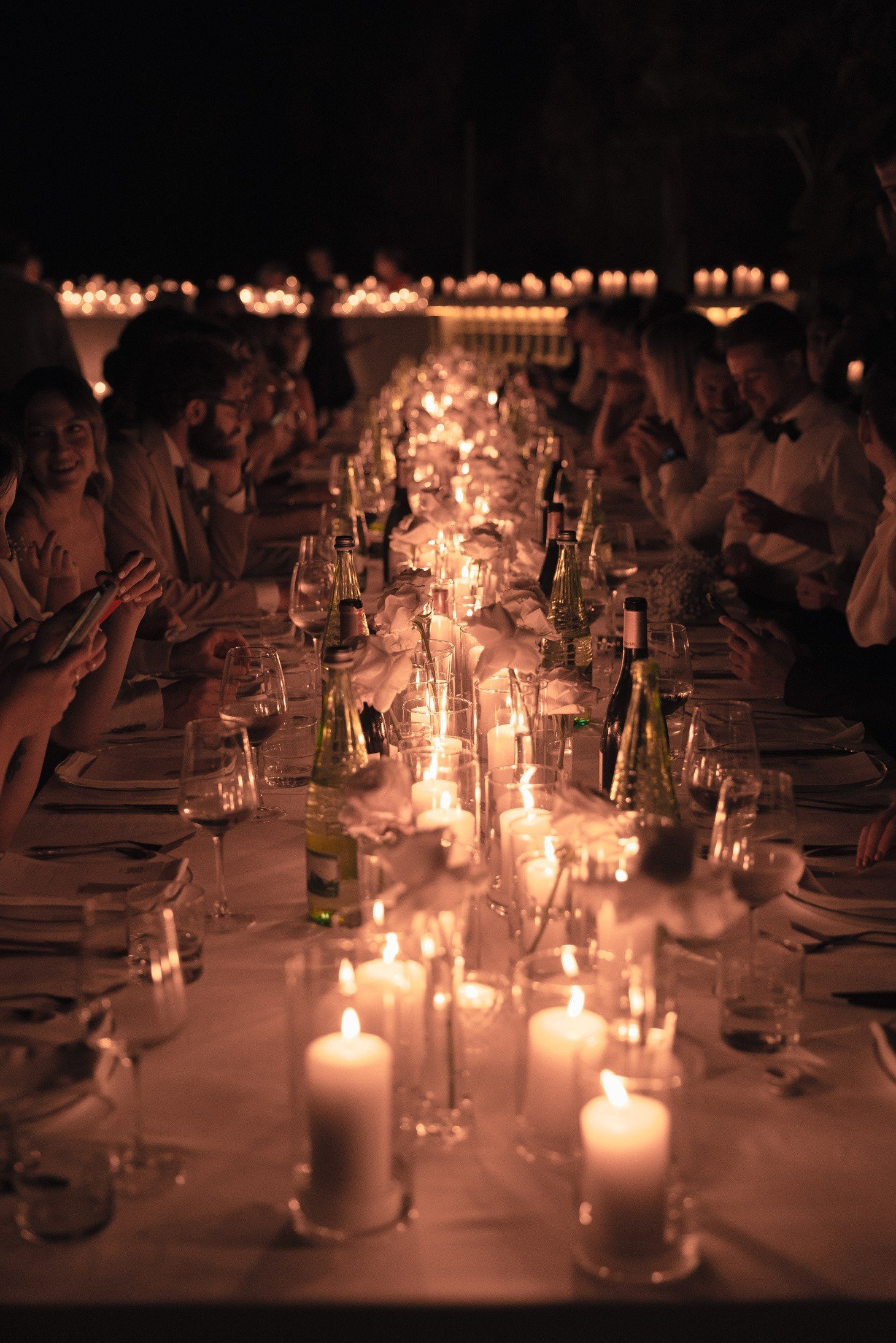 Gäste beim Candlelight-Dinner