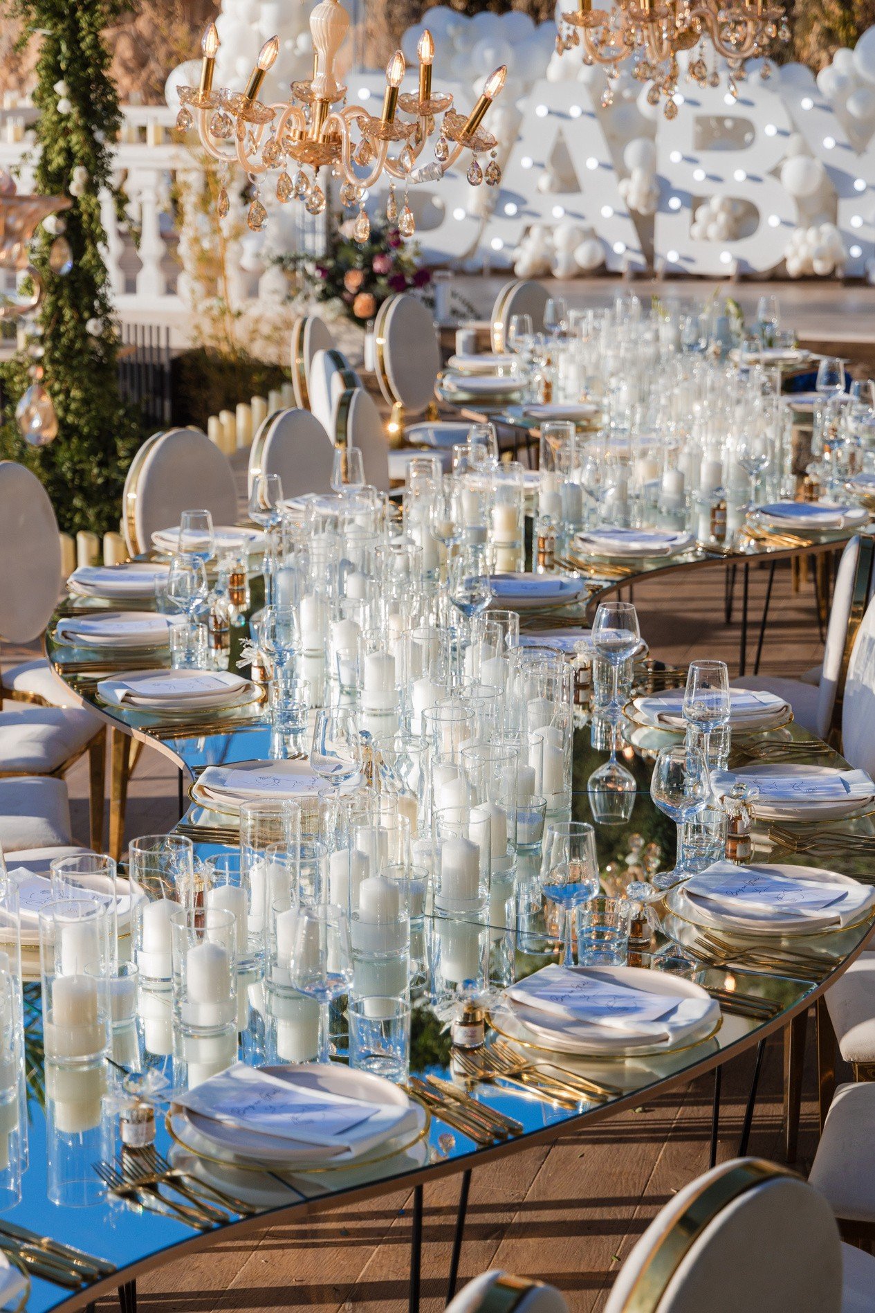 Elegante Tafel mit Kerzen und goldenen Akzenten