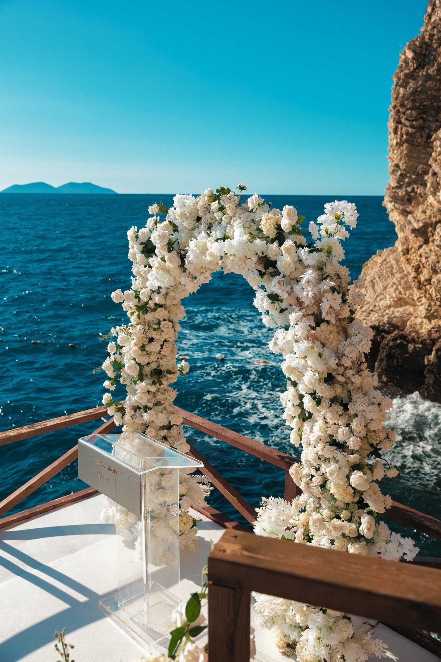 Liro Hotel Vlorë — Blumenbogen mit Meerblick