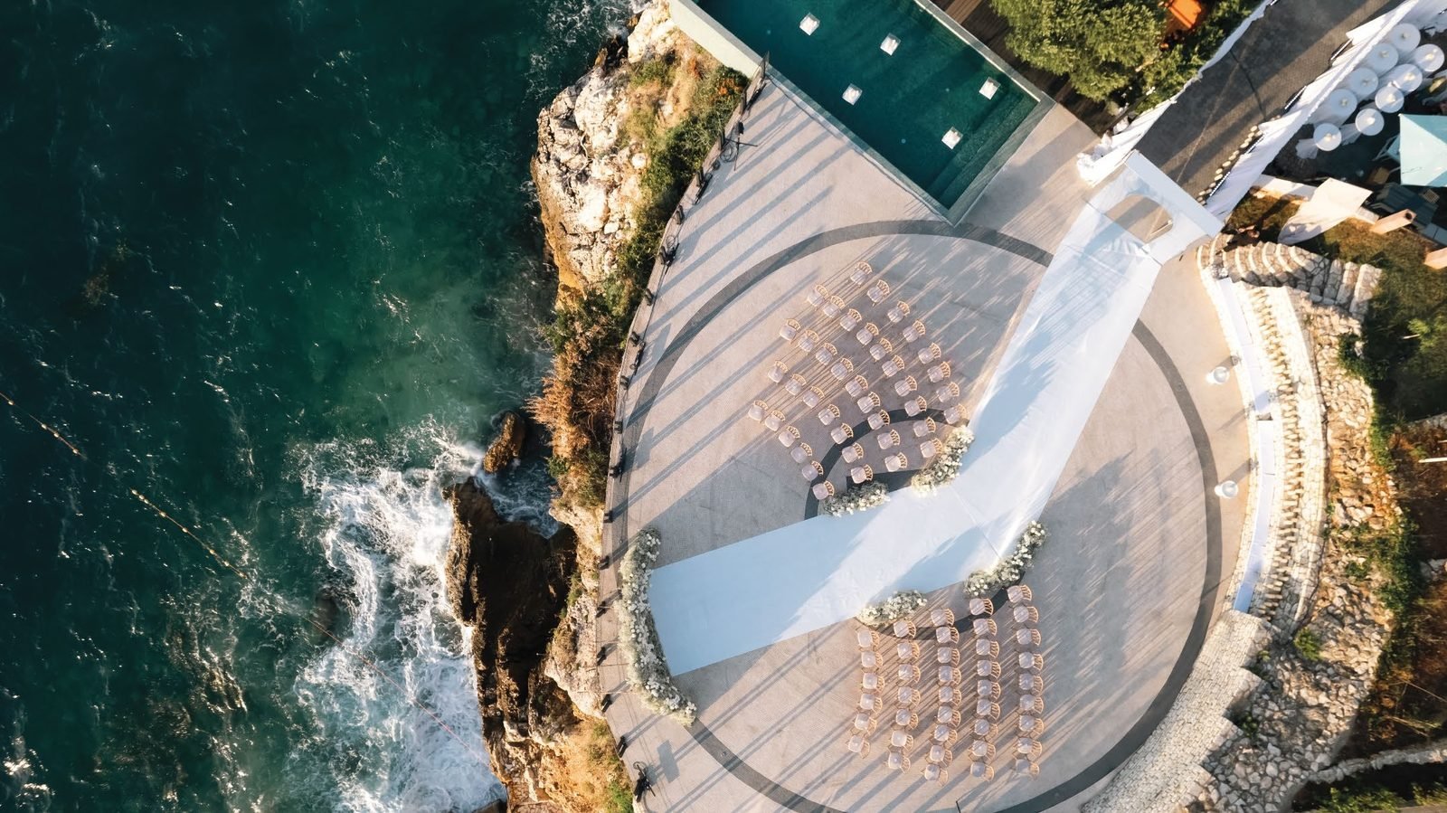 Marina Bay Vlore — Zeremonie auf der Klippe