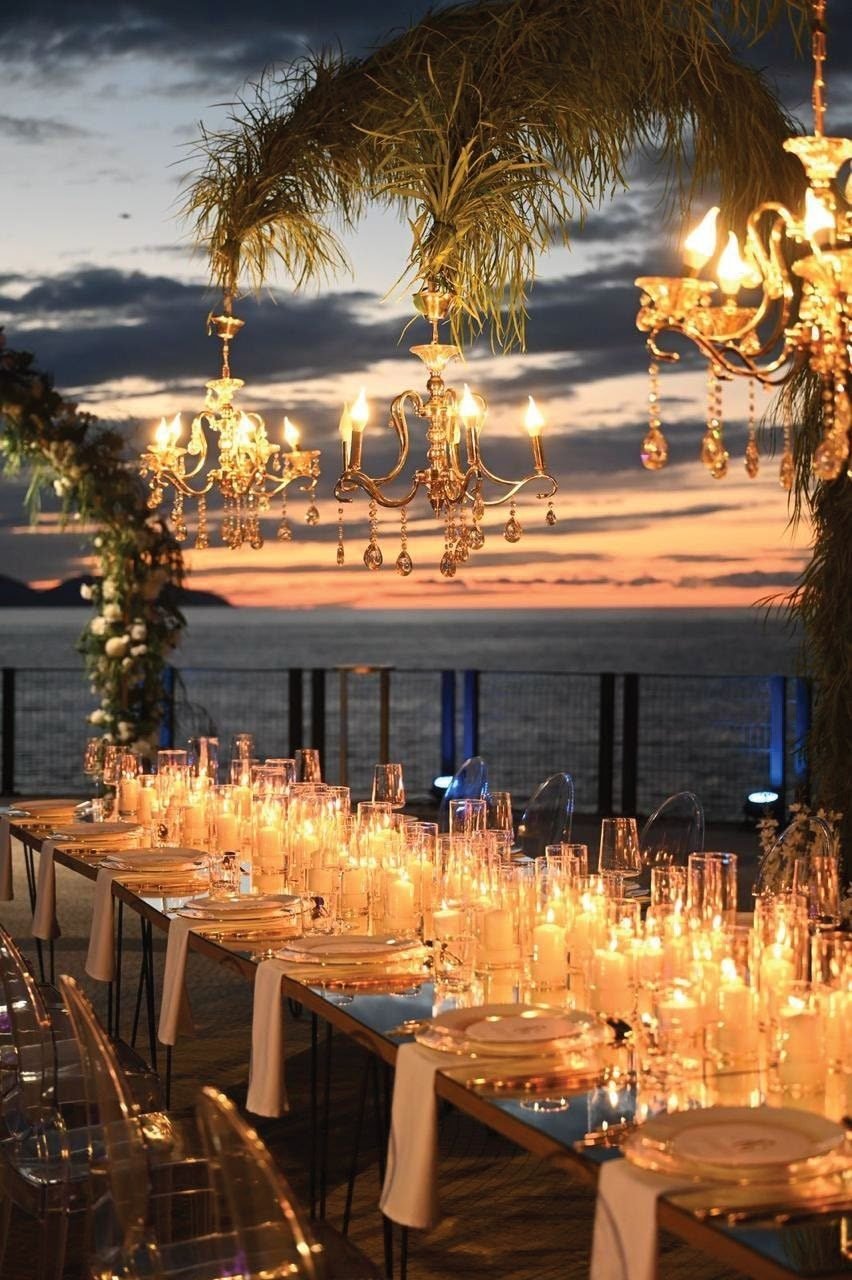 Marina Bay Vlore — Kronleuchter bei Sonnenuntergang