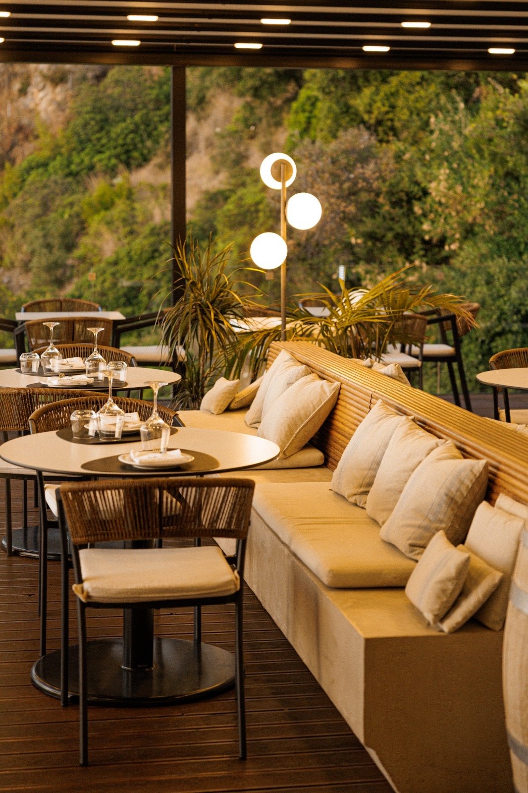 Nobus Hotel & Spa — Lounge-Bereich am Abend