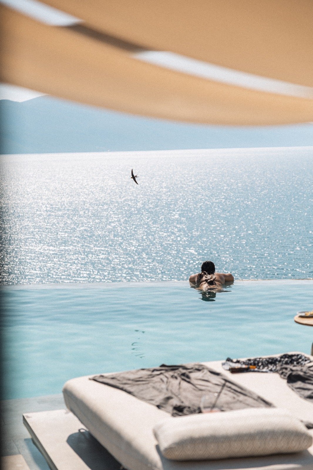 Nobus Hotel & Spa — Schwimmer mit Meerblick