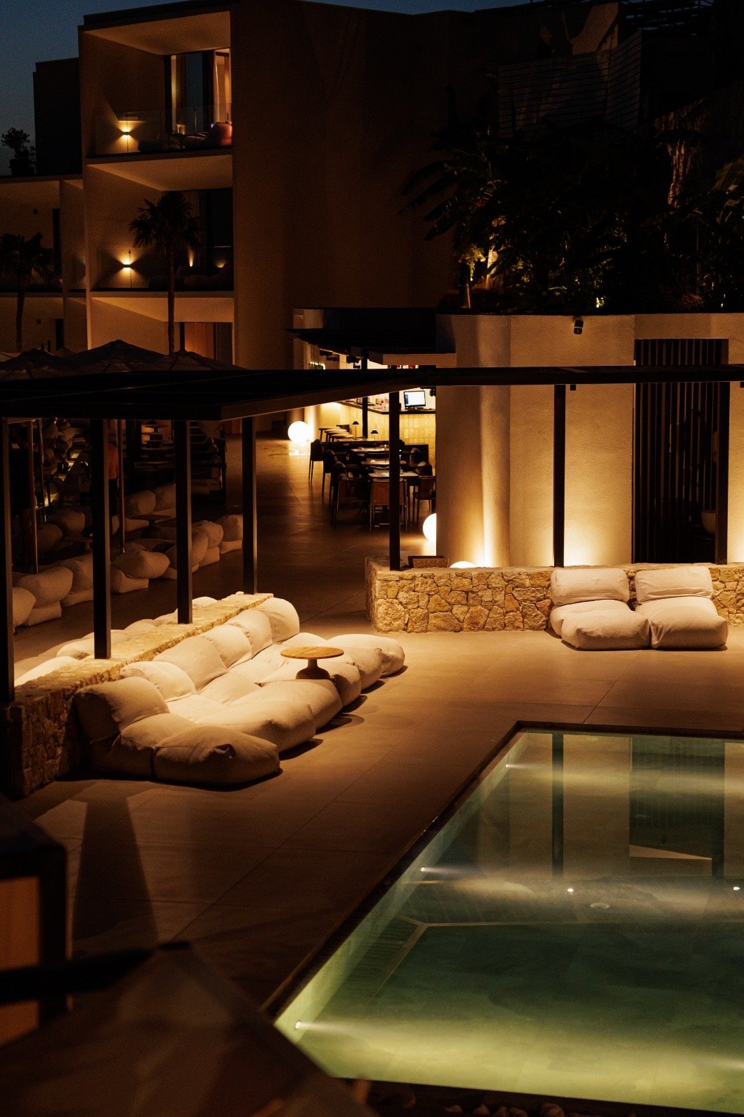 Nobus Hotel & Spa — Pool & Lounge am Abend