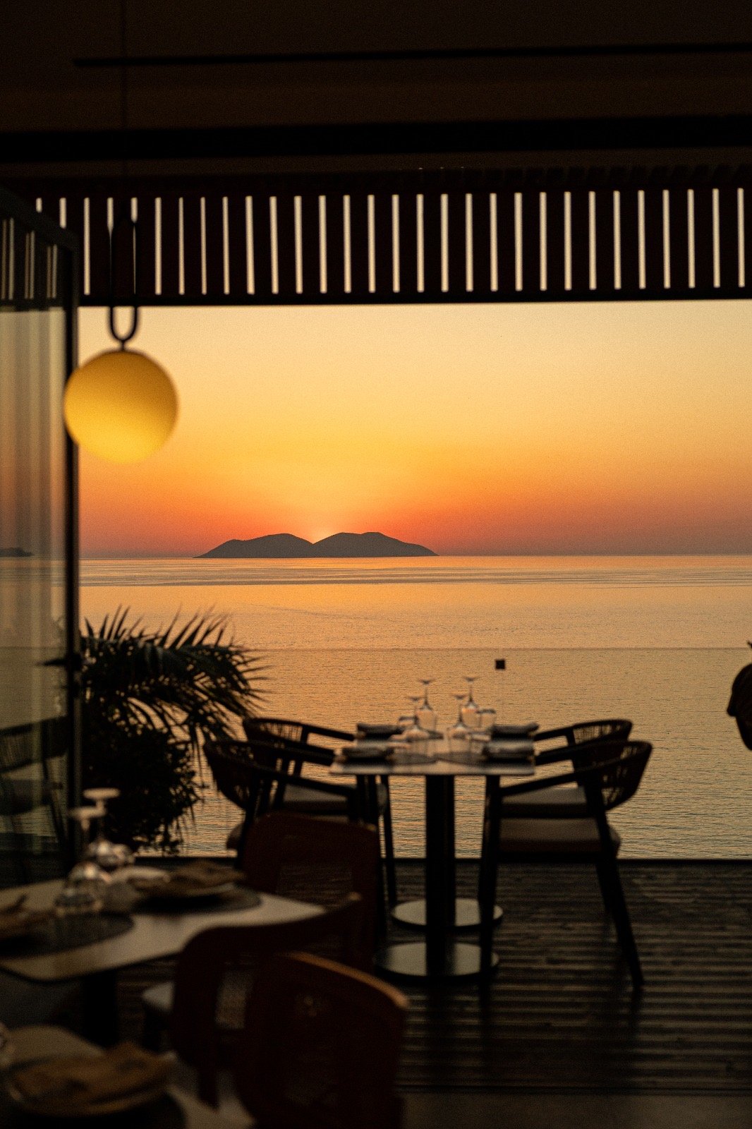 Nobus Hotel & Spa — Tischgedeck bei Sonnenuntergang
