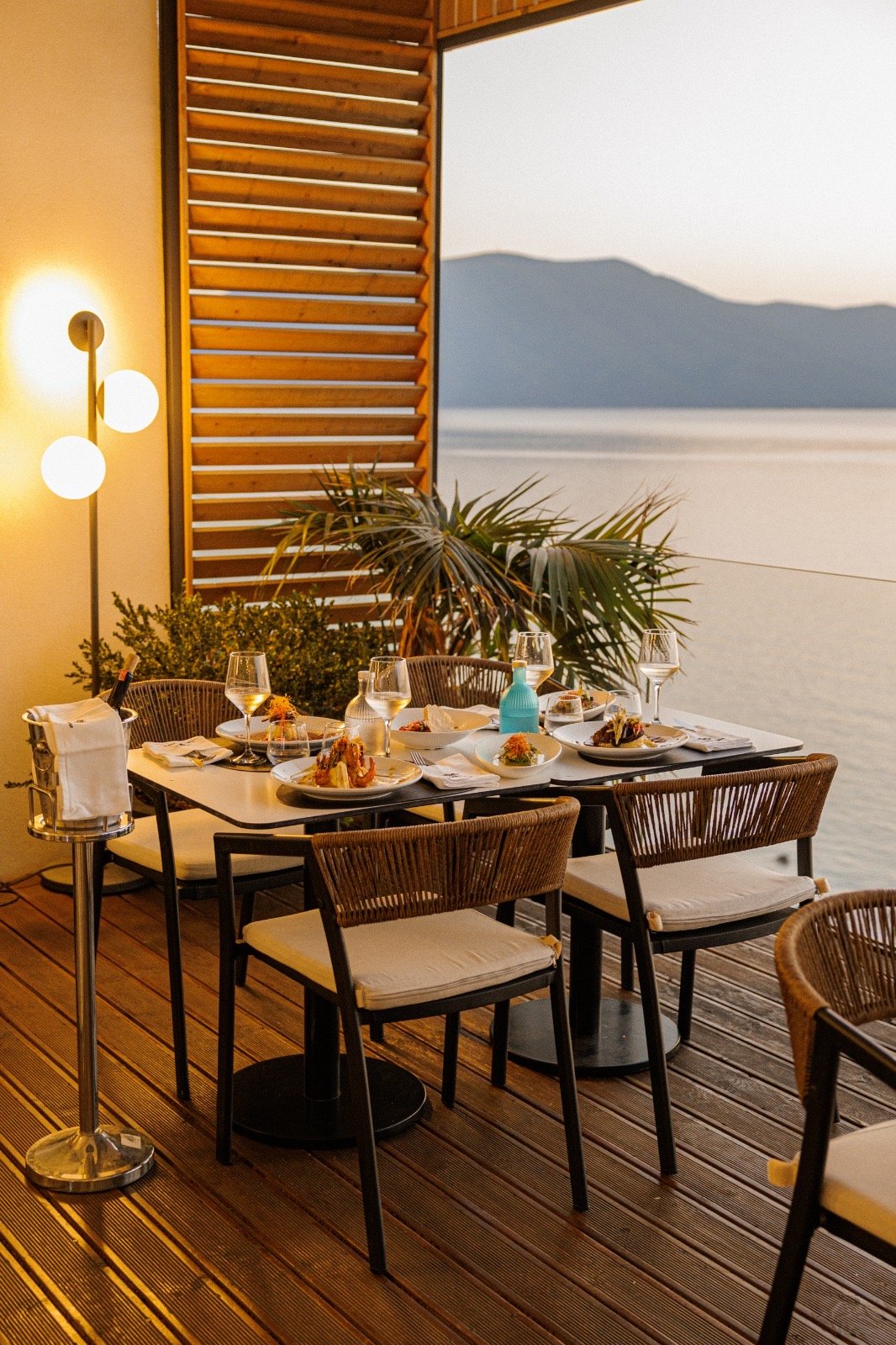 Nobus Hotel & Spa — Dinner auf der Terrasse mit Meerblick