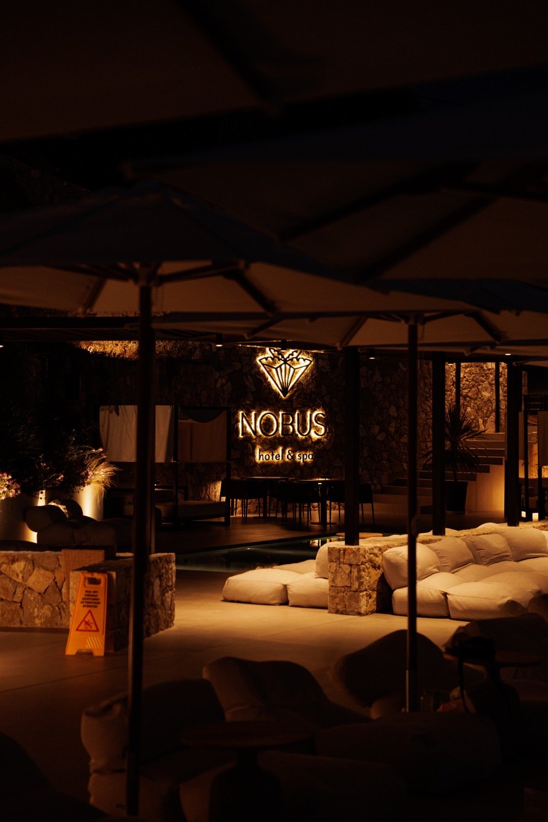 Nobus Hotel & Spa — Beleuchteter Eingang am Abend