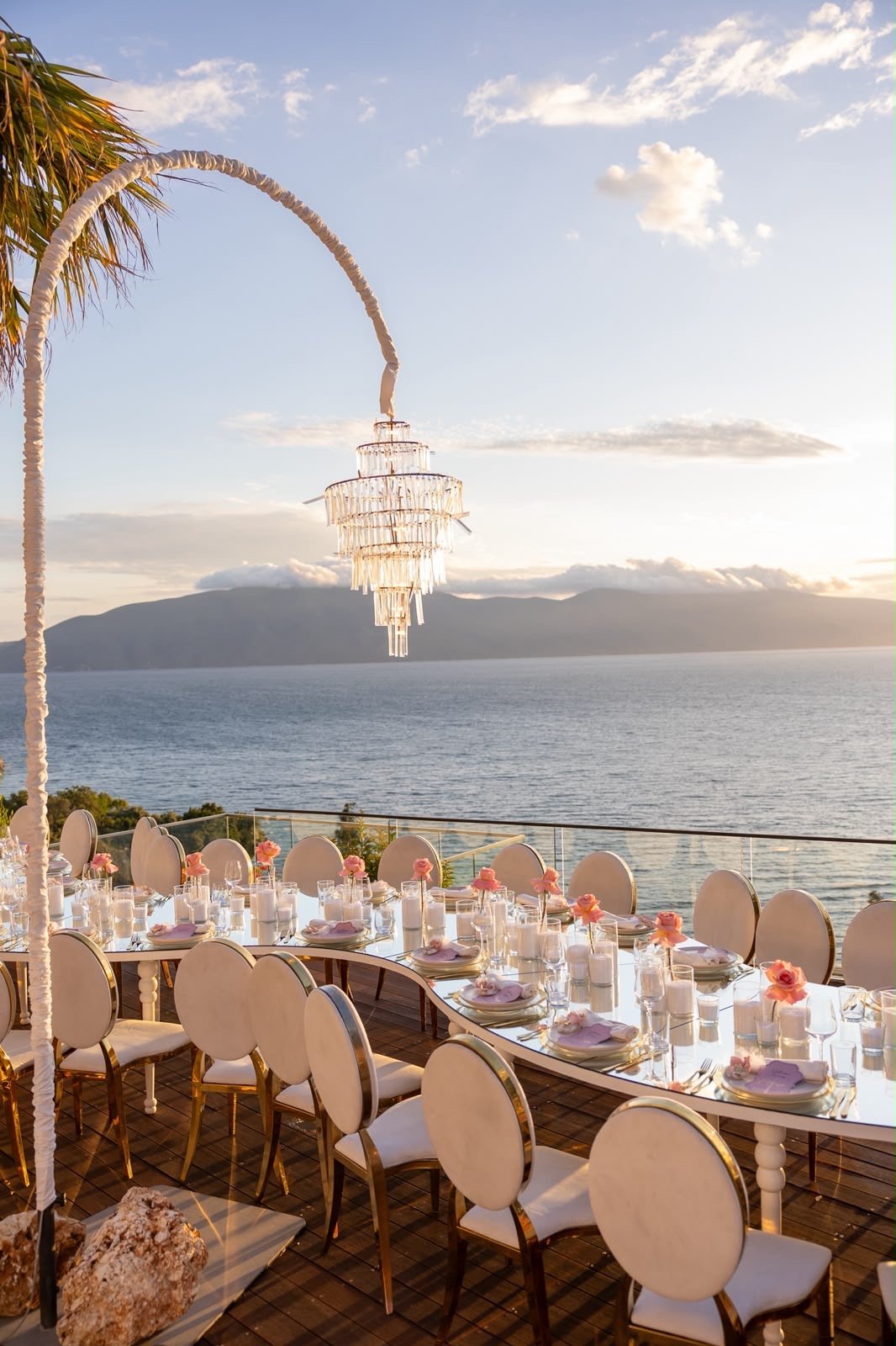 Tiku & Mato — Tafel mit Kronleuchter und Meerblick