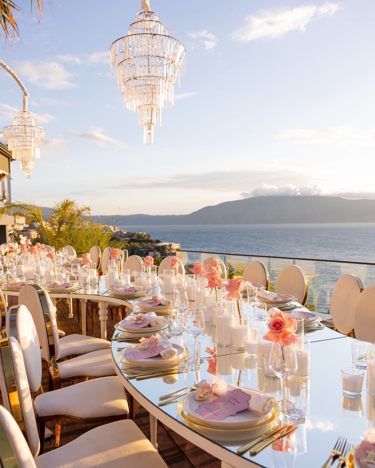 Tiku & Mato — Reception mit Blumen und Meerblick