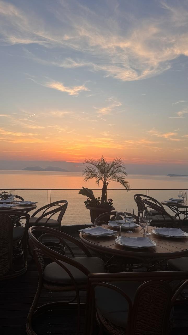 Tiku & Mato — Terrasse bei Sonnenuntergang