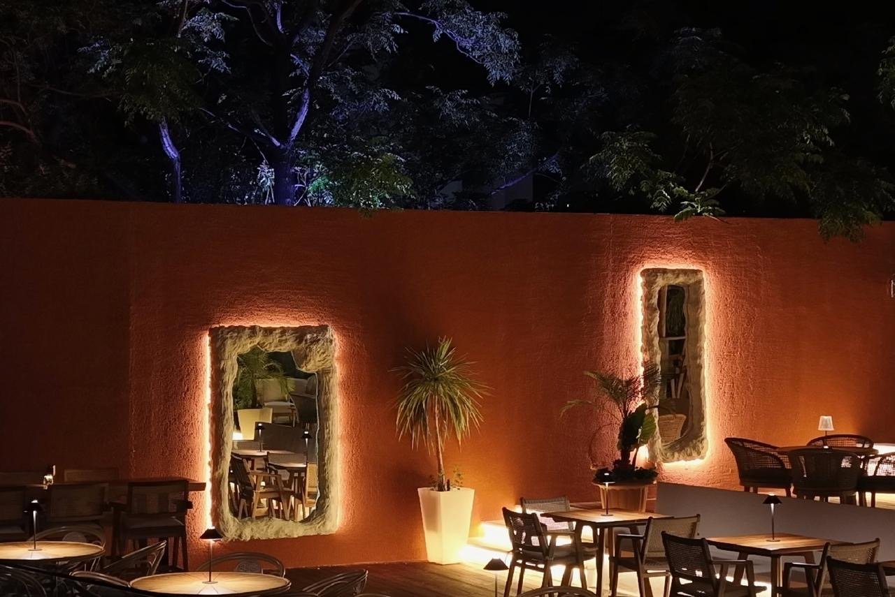 Tiku & Mato — Beleuchtete Terrasse am Abend